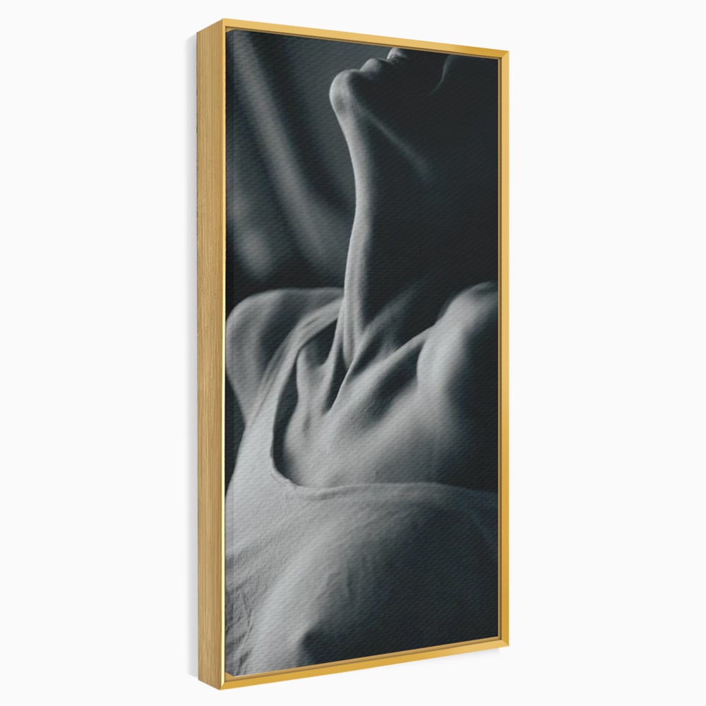 Tablou canvas cu fotografie alb-negru cu gatul arcuit al unei femei, in rama de aluminiu auriu